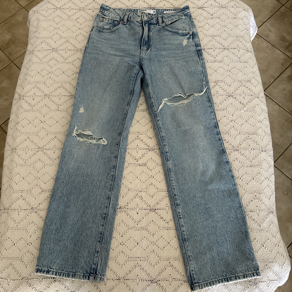 Garage Women’s 90s Straight Light Wash Distressed Jeans 05/27